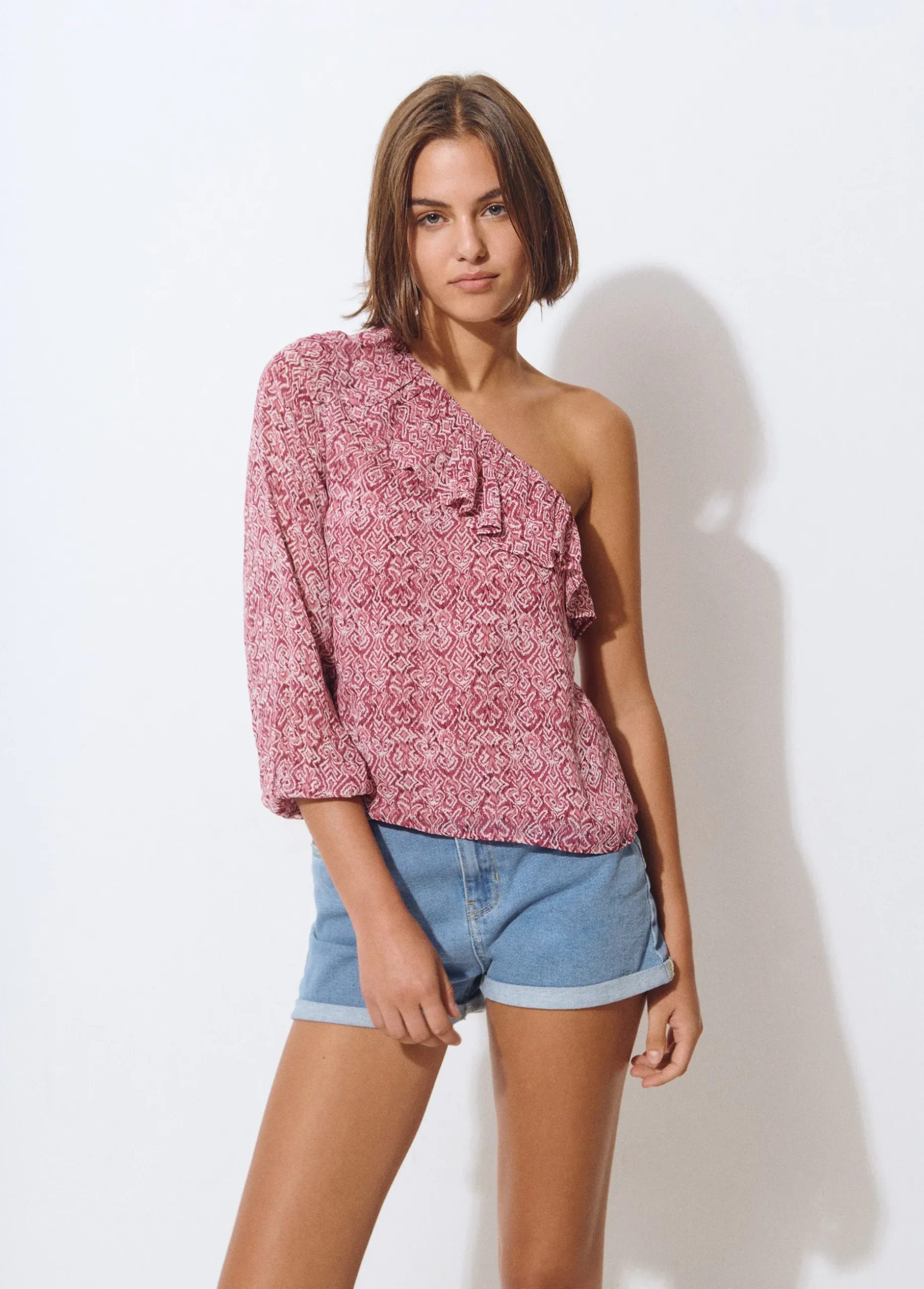 Blusa asimétrica volante estampada