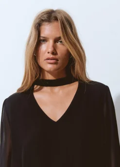 Blusa detalle choker