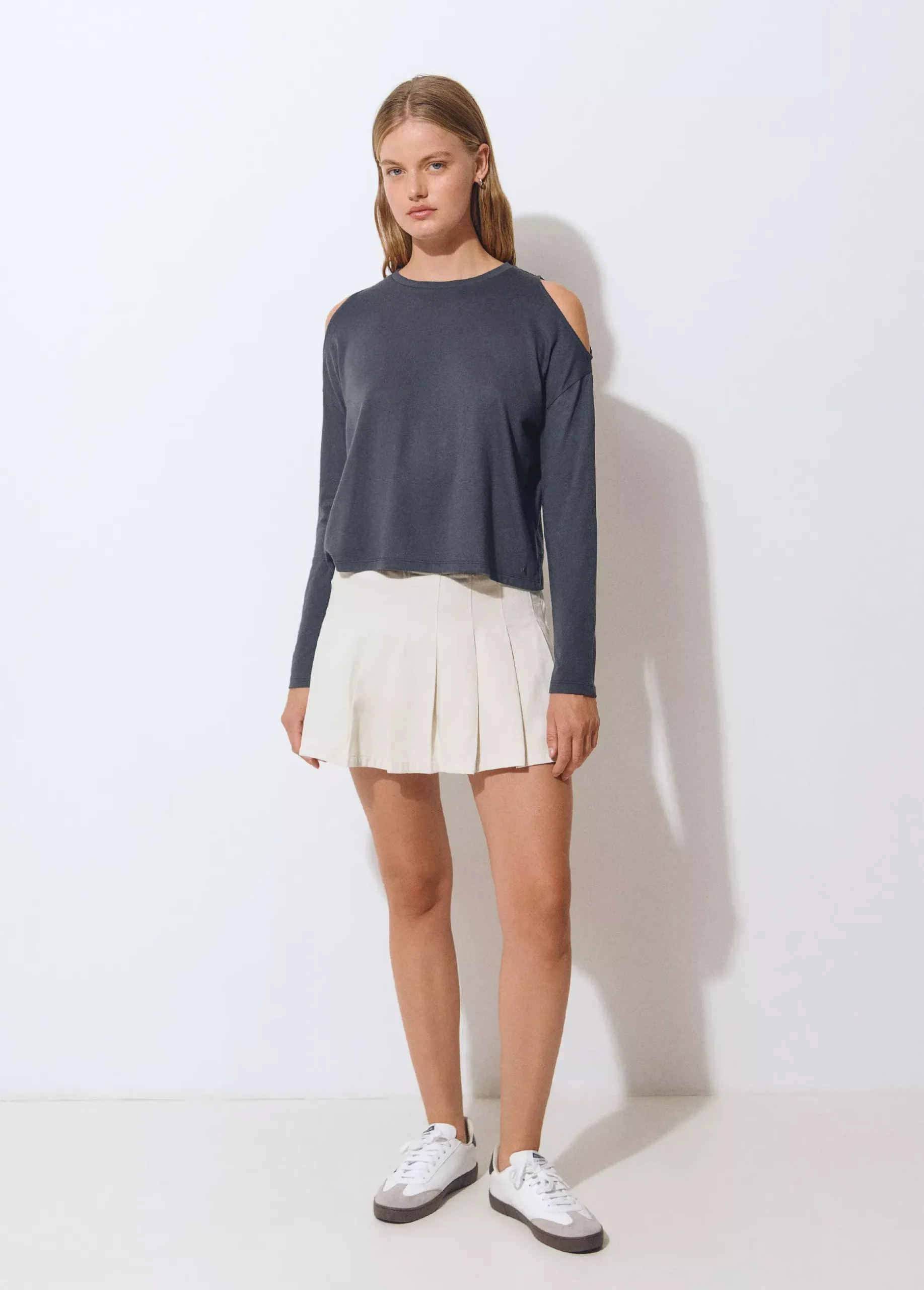 Camiseta cut-out hombro