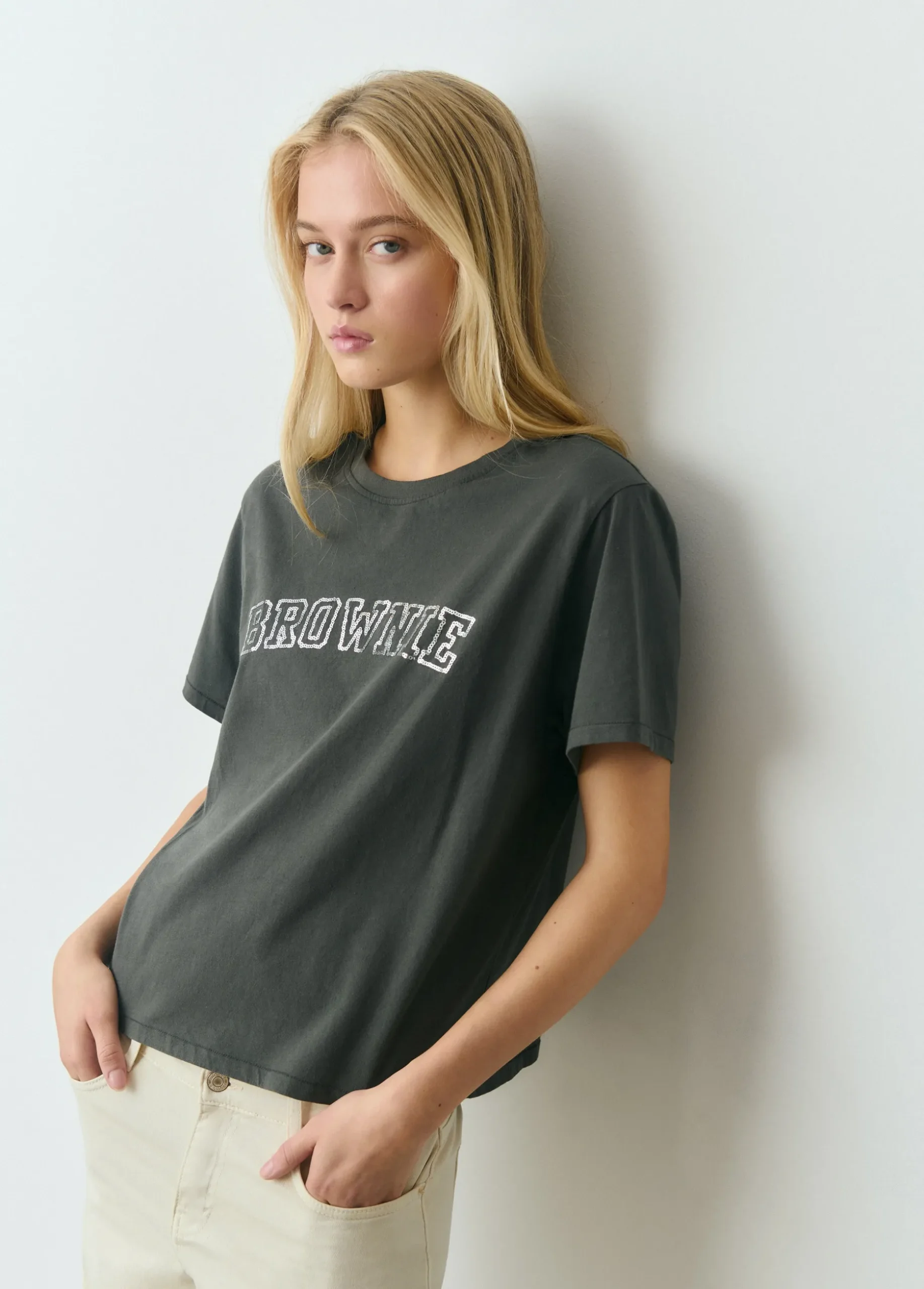 Camiseta manga corta texto bordado lentejuelas