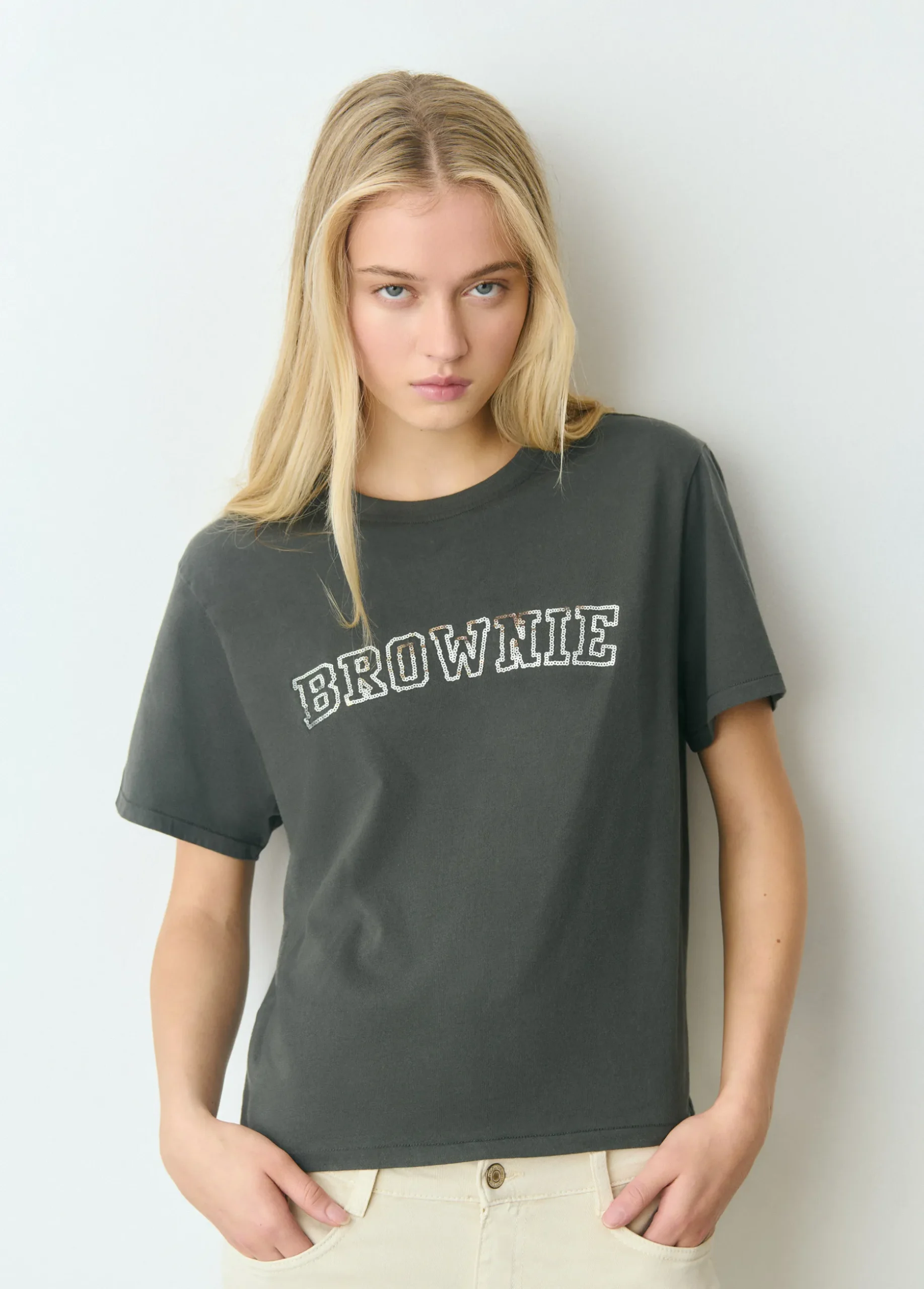 Camiseta manga corta texto bordado lentejuelas