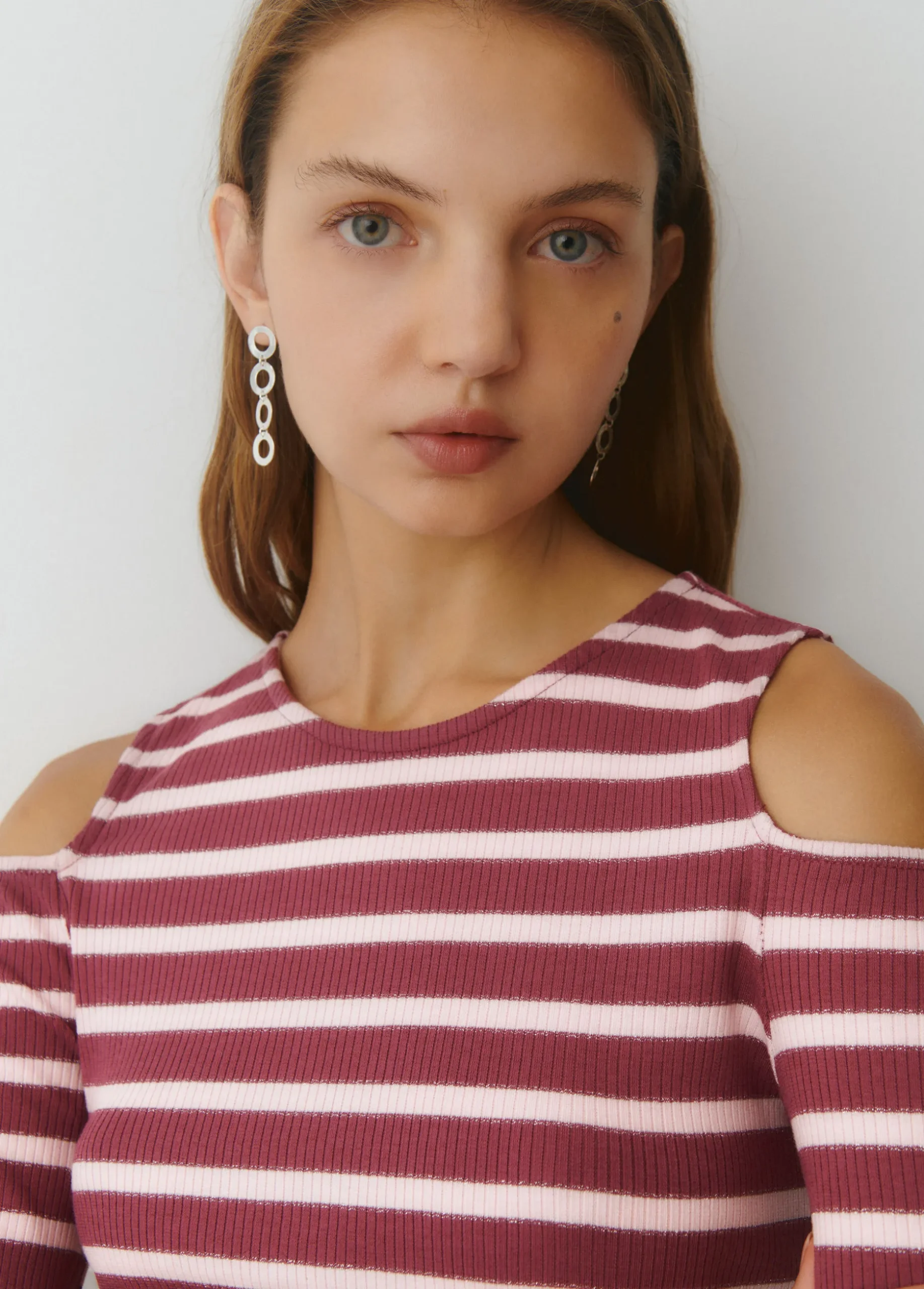 Camiseta raya lurex cut-out hombro