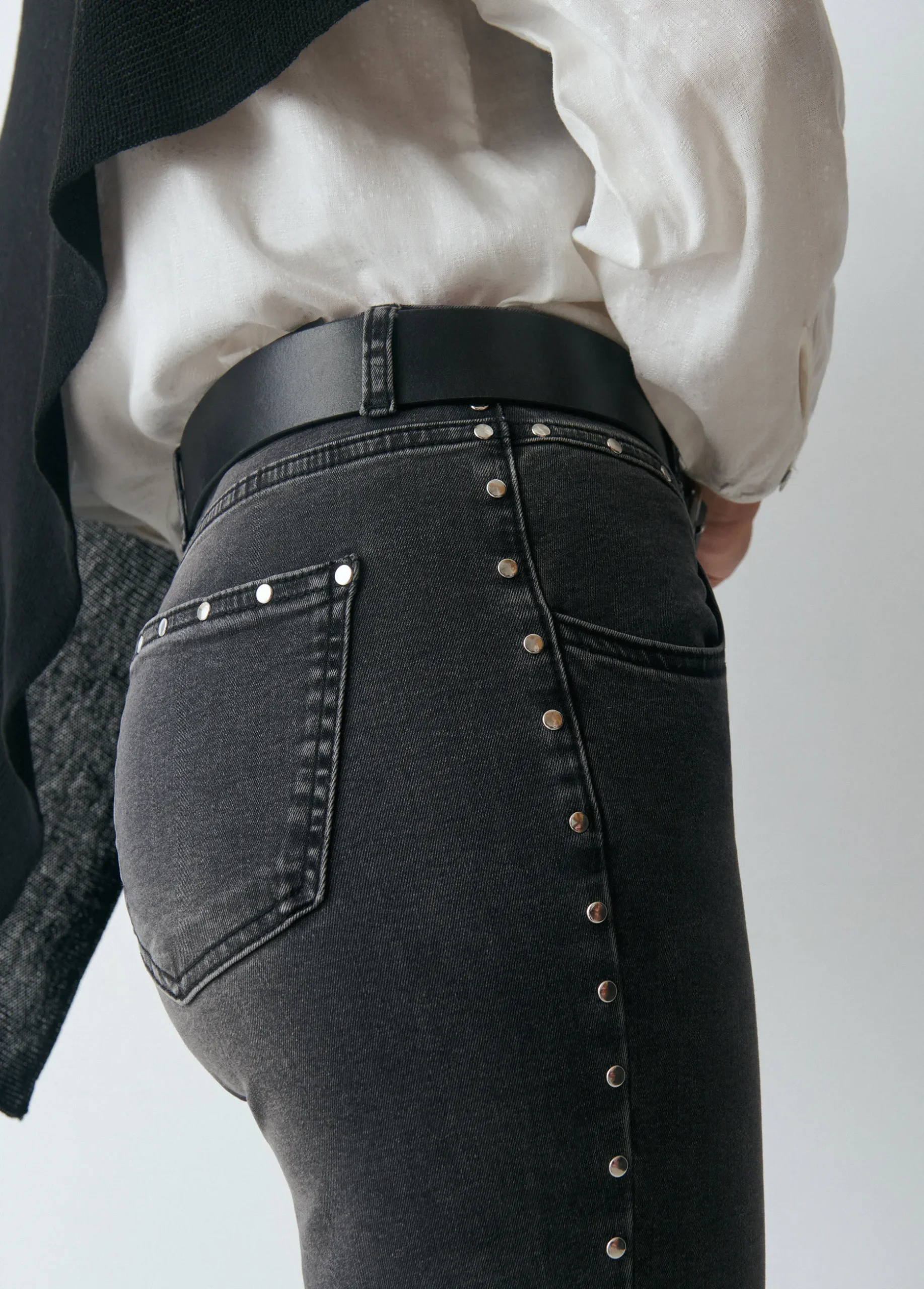 Jeans flare cropped tachas